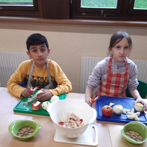 Wir schneiden Äpfel