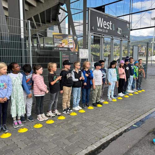 Kinder stehen in der Reihe