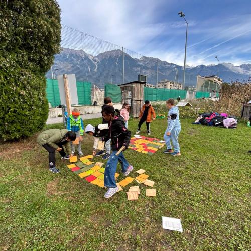Kinder spielen ein Feldspiel