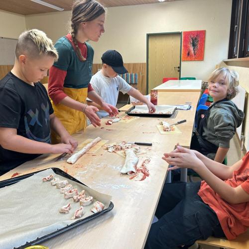 Kinder beim Kochen