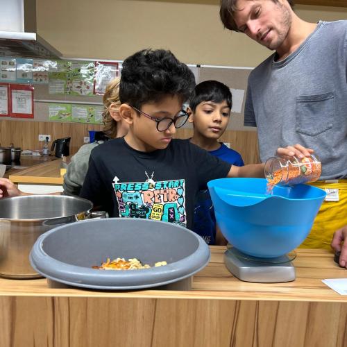 Kinder beim Kochen
