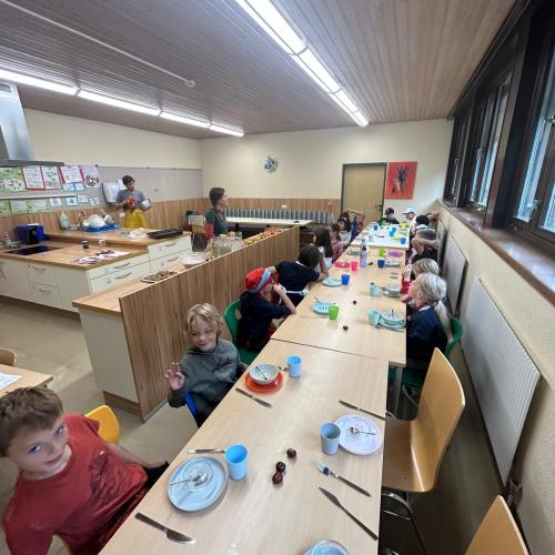 Kinder sitzen am Tisch