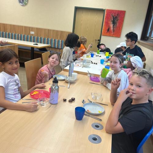 Kinder sitzen am Tisch