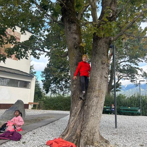 Mädchen am Baum