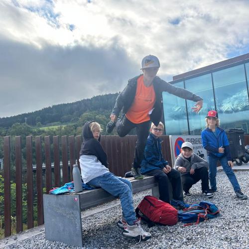 Kind springt von der Bank hinunter