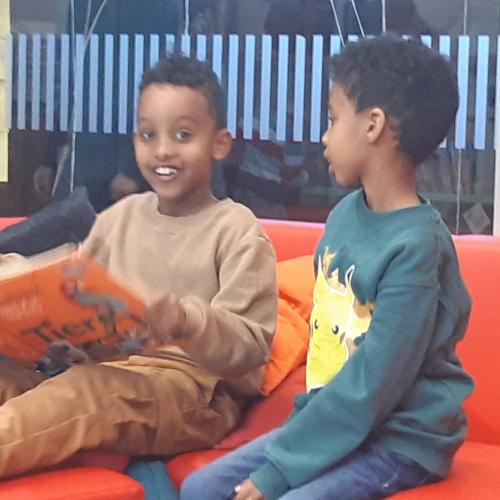 Wir blättern in Büchern
