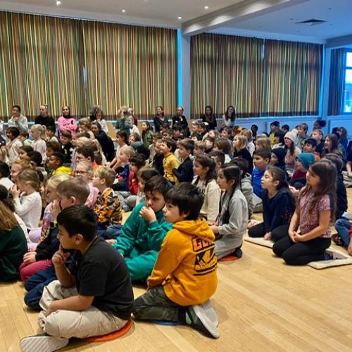 Zuschauer-Kinder sitzen am Boden