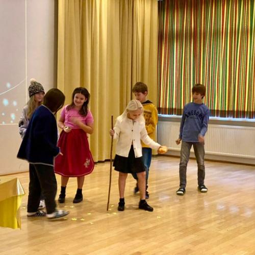 6 Kinder spielen eine Weihnachtsgeschichte