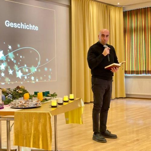 Pfarrer Gimmy sieht in die Kamera