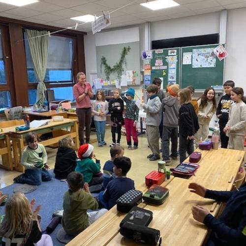 Die 3b Klasse liest den Kleinen vor