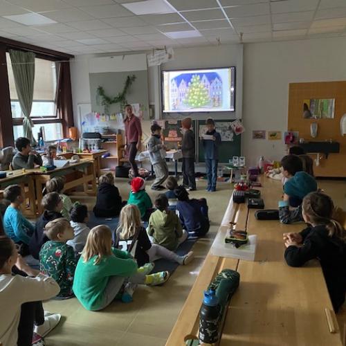 Bilderbuch-Geschichte mit Flatscreen von der 3b