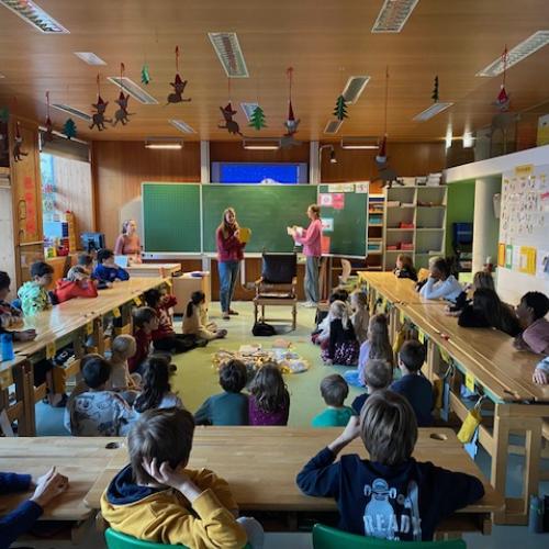 In der 4a wird gerade erklärt, was denn nach der Eulen-Geschichte noch gebastelt wird
