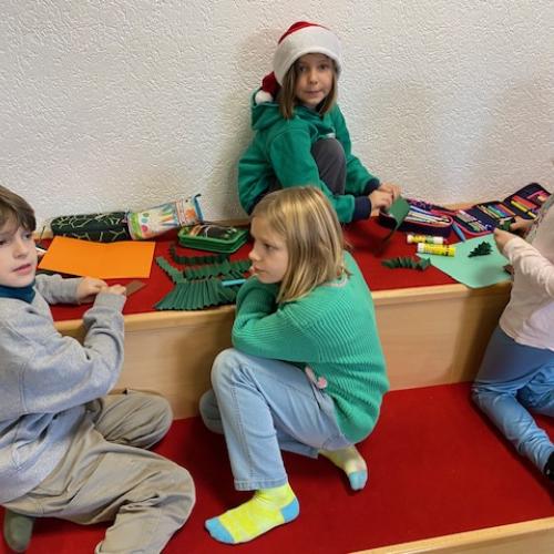 Kinder bei der Teamarbeit auf der roten Treppe