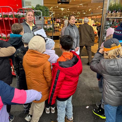 Kinder vor dem Spar