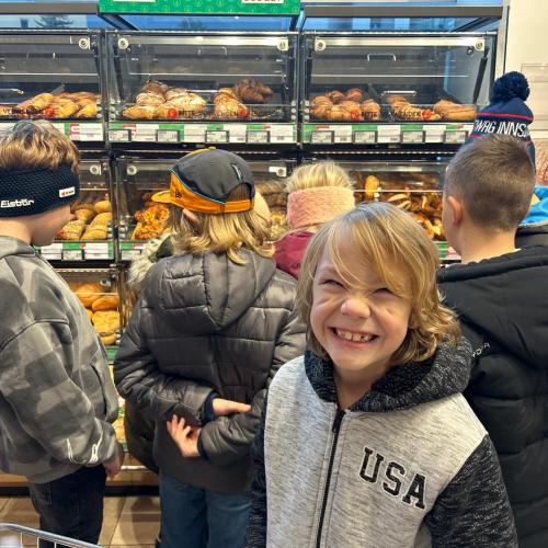 Kind lach in die Kamera