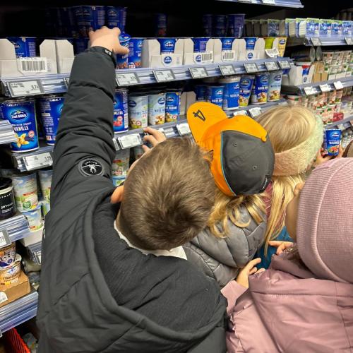 Kinder vor dem Joghurtregal