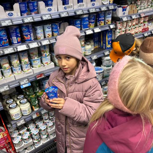 Kind mit Joghurt in der Hand