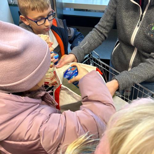 Kinder packen ihr Sackerl ein
