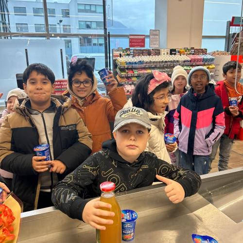 Kinder bei der Kassa