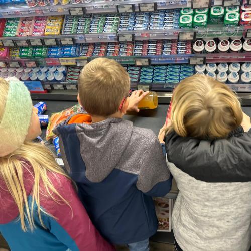 Kinder bei der Kassa