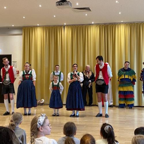 Mitglieder des Trachtenvereins haben Aufstellung genommen