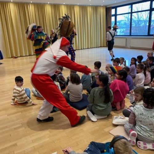 Der Bojatzl krault einzelne Kinder am Kopf
