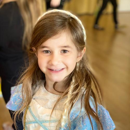 eine kleine Elsa lacht in die Kamera