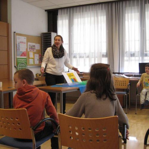 Die Religionslehrerin liest im Konferenzzimmer
