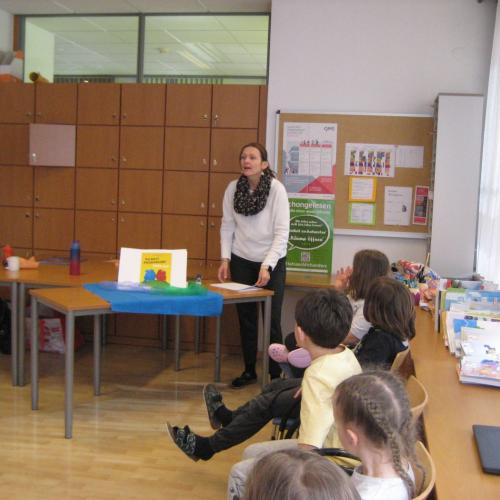 Die Kinder hören der Religionslehrerin gespannt zu