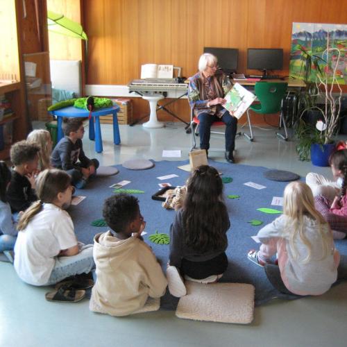 Unsere Leseoma liest vor den Kindern im Kreis