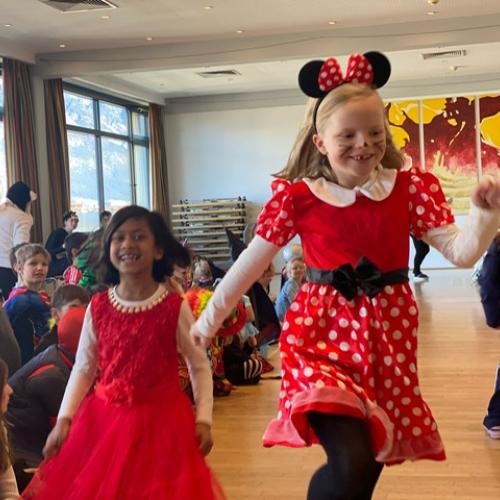 Minimaus und Prinzessin laufen zwischen den Kindern durch