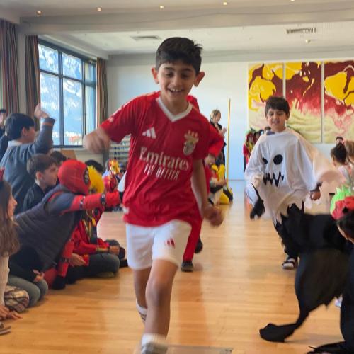 Ein Fußballer läuft durch die Kinderreihen