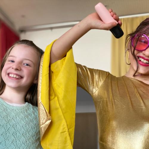 Eine feine Dame steht neben einem Partygirl