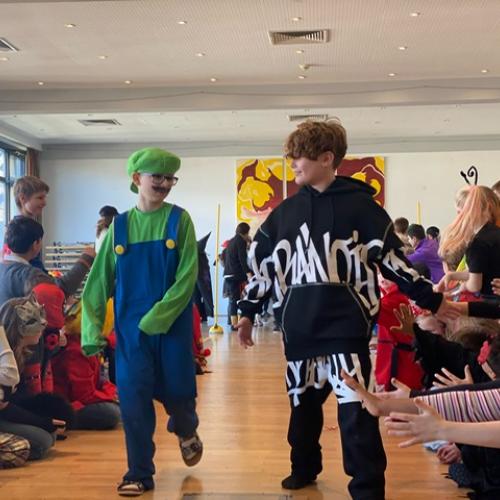 2 coole Jungs klatschen ab