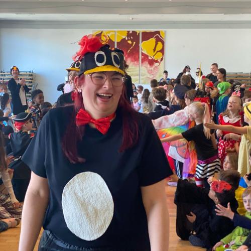 Fr. Sigitz als Pinguin lacht
