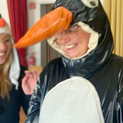 Fr. Strobl mit überdimensionaler Pinguinnase