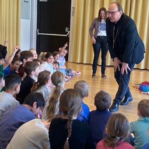 Der Bischof im Gespräch mit den großen Kindern