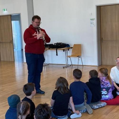 Lehrer stellt die Klarinette vor