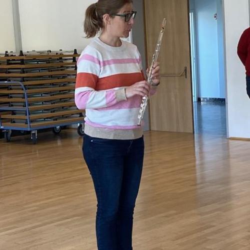 Lehrerin stellt die Querflöte vor