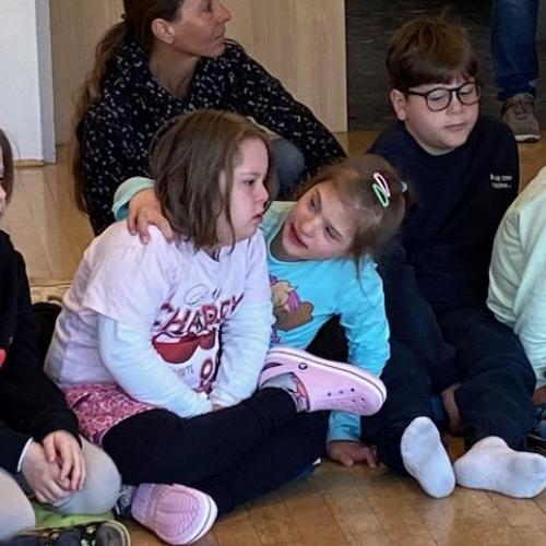 2 Downsyndrom-Kinder unterhalten sich über die Musik