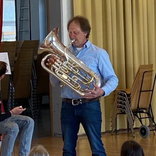 Ein Lehrer spielt das Flügelhorn