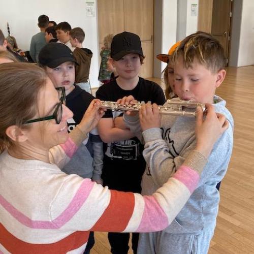 Kind erzeugt offenbar einen Ton - die Lehrerin lacht