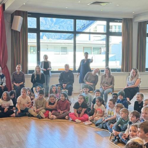 Blick in den Zuschauerraum - die Kinder sitzen im Halbkreis
