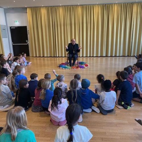 Der Bischof sitzt im Hintergrund - vorne die Kinder