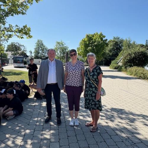 Bürgermeister, Gemeinderätin und Fr. Direktorin Strobl