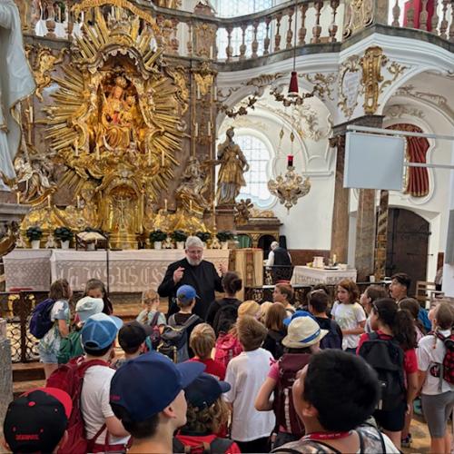 Die Kinder hören die Führung in de Klosterkirche