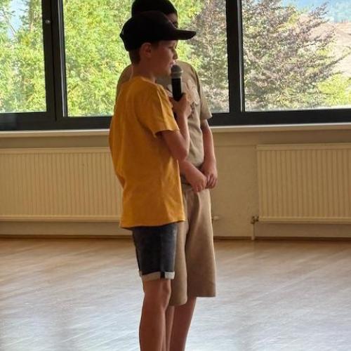 2 Jungs moderieren an, was kommt