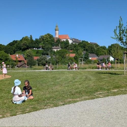 Partnerkinder spielen gemeinsam im Schulgarten