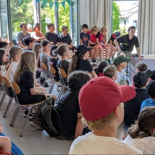 die Kinder folgen der Vorstellung