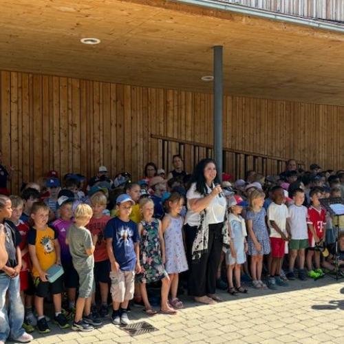 die Andechser Kinder und ihre Direktorin singen für die Amraser Kinder